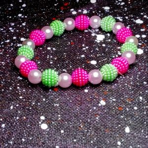 A Pink/green beaded bracelet with Pearl beads